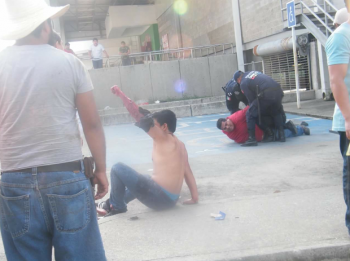 Algunas personas fueron detenidas por el área de Aurrera.