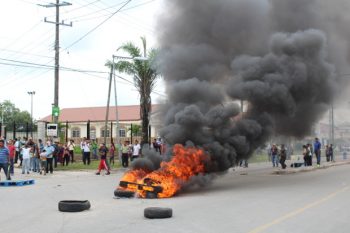 Quemaron diversos materiales y continuaron la marcha de regreso al centro de la ciudad