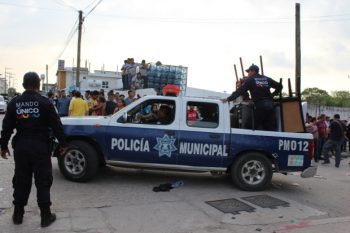 Algunas personas fueron detenidas por el área de Aurrera.